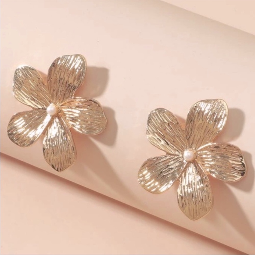 Last pair! Price firm!🆕 Floral gold statement Pearl stud earrings - Picture 5 of 5
